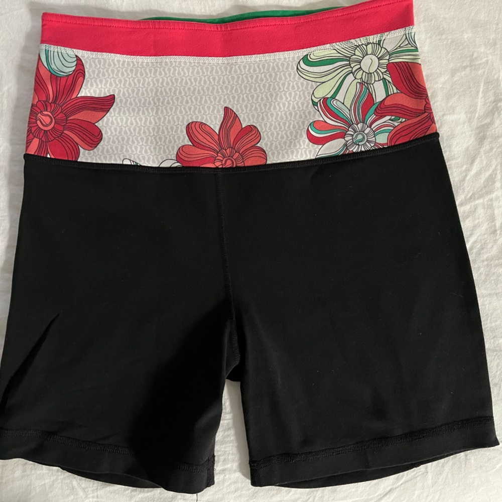Lululemon high rise short in excellent condition